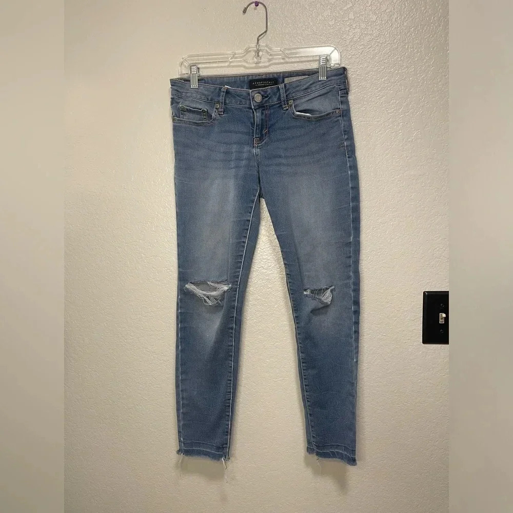 Aeropostale Medium Wash Ripped Knee Ankle Jeggings Size 4